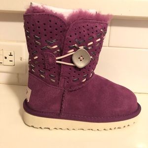 Purple T Bailey Button Tehuano Uggs